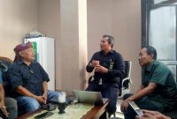 Juru Bicara dan Humas Pengadilan Negeri Sampang saat memberikan penjelasan kepada awak media terkait keterlambatan sejumlah agenda persidangan yang menjadi sorotan masyarakat di PN Sampang.