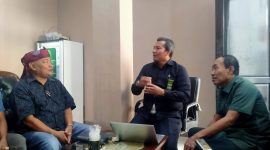 Juru Bicara dan Humas Pengadilan Negeri Sampang saat memberikan penjelasan kepada awak media terkait keterlambatan sejumlah agenda persidangan yang menjadi sorotan masyarakat di PN Sampang.