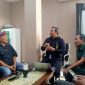 Juru Bicara dan Humas Pengadilan Negeri Sampang saat memberikan penjelasan kepada awak media terkait keterlambatan sejumlah agenda persidangan yang menjadi sorotan masyarakat di PN Sampang.