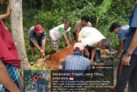 Warga bersama panitia melaksanakan proses penyembelihan hewan kurban dari PUDAM Sumber Sejahtera Bangkalan di kawasan sumber mata air Desa Pocong, Kecamatan Tragah, Rabu (27/5/2026). Kegiatan ini menjadi bentuk kepedulian sosial sekaligus upaya mempererat hubungan dengan masyarakat sekitar sumber mata air.