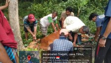 Warga bersama panitia melaksanakan proses penyembelihan hewan kurban dari PUDAM Sumber Sejahtera Bangkalan di kawasan sumber mata air Desa Pocong, Kecamatan Tragah, Rabu (27/5/2026). Kegiatan ini menjadi bentuk kepedulian sosial sekaligus upaya mempererat hubungan dengan masyarakat sekitar sumber mata air.