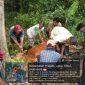 Warga bersama panitia melaksanakan proses penyembelihan hewan kurban dari PUDAM Sumber Sejahtera Bangkalan di kawasan sumber mata air Desa Pocong, Kecamatan Tragah, Rabu (27/5/2026). Kegiatan ini menjadi bentuk kepedulian sosial sekaligus upaya mempererat hubungan dengan masyarakat sekitar sumber mata air.