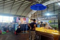 Suasana bazar fashion dengan pengunjung berburu diskon besar hingga 80 persen di Sampang Bazar Fashion Vol. 27.