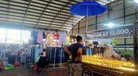 Suasana bazar fashion dengan pengunjung berburu diskon besar hingga 80 persen di Sampang Bazar Fashion Vol. 27.