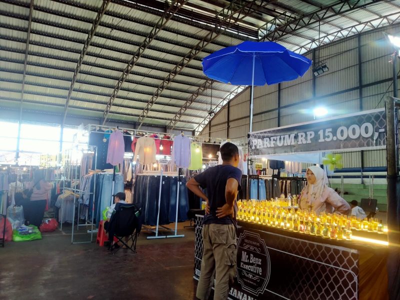 Suasana bazar fashion dengan pengunjung berburu diskon besar hingga 80 persen di Sampang Bazar Fashion Vol. 27.