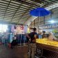 Suasana bazar fashion dengan pengunjung berburu diskon besar hingga 80 persen di Sampang Bazar Fashion Vol. 27.