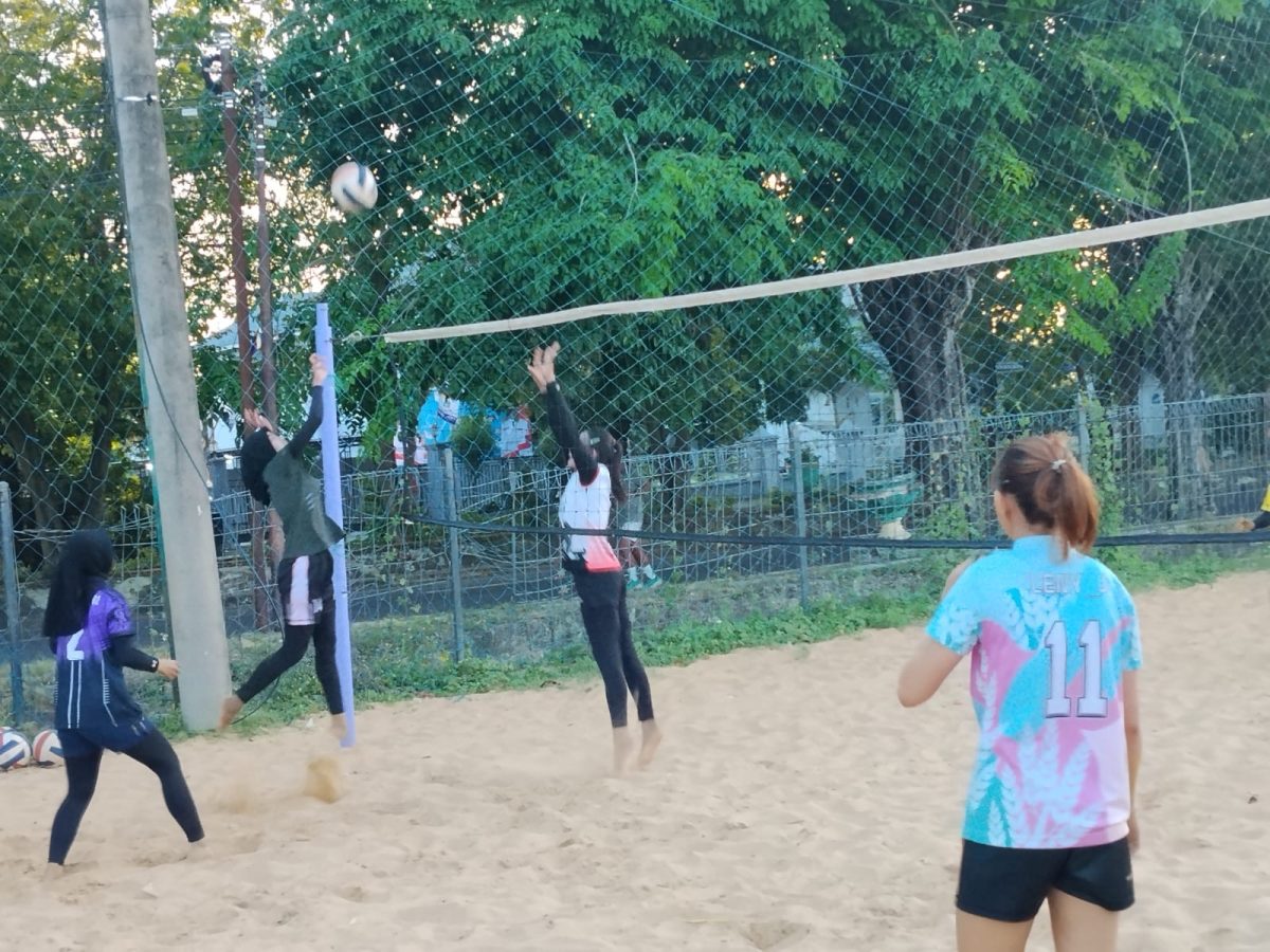 Tim voli pantai U-23 putri Sumenep menjalani sesi latihan intensif di lapangan pasir sebagai bagian dari persiapan menghadapi Kejuaraan Voli Pantai Piala Wali Kota Surabaya. Latihan difokuskan pada penguatan teknik, fisik, dan kekompakan tim.
