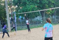 Tim voli pantai U-23 putri Sumenep menjalani sesi latihan intensif di lapangan pasir sebagai bagian dari persiapan menghadapi Kejuaraan Voli Pantai Piala Wali Kota Surabaya. Latihan difokuskan pada penguatan teknik, fisik, dan kekompakan tim.