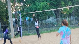 Tim voli pantai U-23 putri Sumenep menjalani sesi latihan intensif di lapangan pasir sebagai bagian dari persiapan menghadapi Kejuaraan Voli Pantai Piala Wali Kota Surabaya. Latihan difokuskan pada penguatan teknik, fisik, dan kekompakan tim.