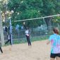 Tim voli pantai U-23 putri Sumenep menjalani sesi latihan intensif di lapangan pasir sebagai bagian dari persiapan menghadapi Kejuaraan Voli Pantai Piala Wali Kota Surabaya. Latihan difokuskan pada penguatan teknik, fisik, dan kekompakan tim.
