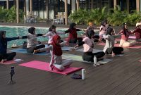 Peserta mengikuti sesi Outdoor Yoga with Ita Ewang di area kolam renang Myze Hotel Sumenep, Sabtu pagi (9/5/2026).