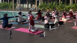 Peserta mengikuti sesi Outdoor Yoga with Ita Ewang di area kolam renang Myze Hotel Sumenep, Sabtu pagi (9/5/2026).