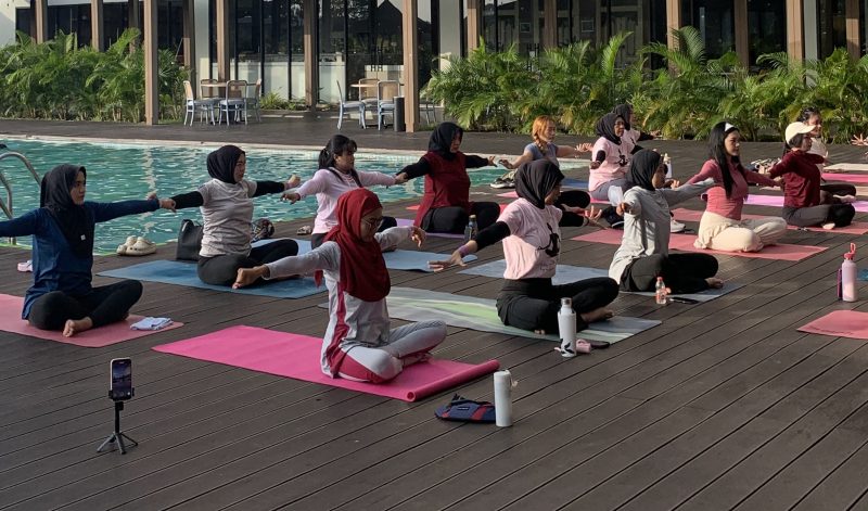 Peserta mengikuti sesi Outdoor Yoga with Ita Ewang di area kolam renang Myze Hotel Sumenep, Sabtu pagi (9/5/2026).