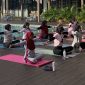 Peserta mengikuti sesi Outdoor Yoga with Ita Ewang di area kolam renang Myze Hotel Sumenep, Sabtu pagi (9/5/2026).