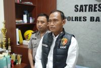 Kasatreskrim Polres Bangkalan, AKP Hafid Dian Maulidi saat diwawancarai oleh awak media.