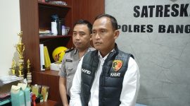 Kasatreskrim Polres Bangkalan, AKP Hafid Dian Maulidi saat diwawancarai oleh awak media.