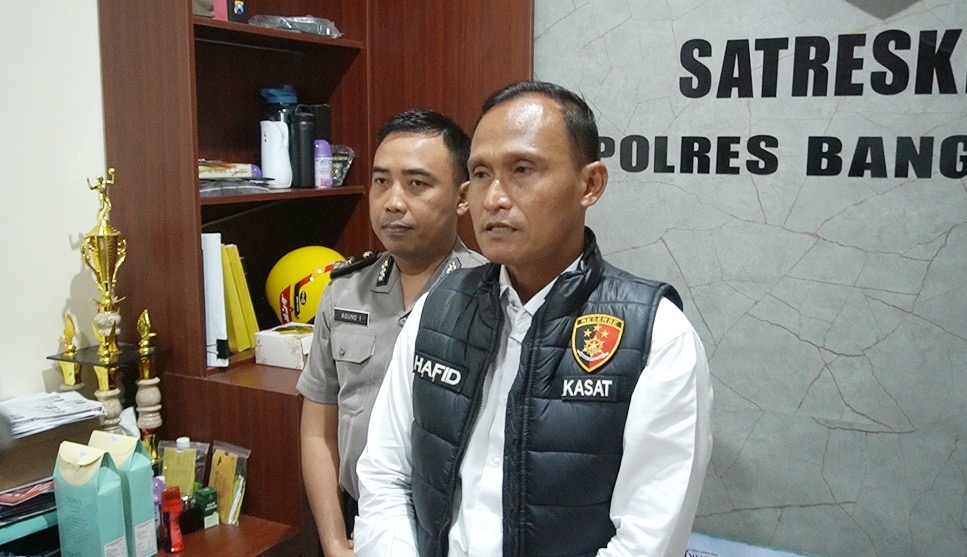 Kasatreskrim Polres Bangkalan, AKP Hafid Dian Maulidi saat diwawancarai oleh awak media.