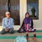 Pasangan pensiunan di Kabupaten Sumenep saat memberikan keterangan terkait dugaan kredit berbasis SK pensiun di BRI Cabang Sumenep yang kini bergulir di meja hijau. Kuasa hukum korban meminta polisi mengusut kemungkinan keterlibatan pihak internal bank dalam perkara tersebut.