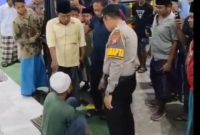 Seorang pria asal Batam diamankan warga usai diduga mencoba membobol kotak amal Masjid Al Amin di Bangkalan. Saat tertangkap, pelaku mendadak bertingkah linglung hingga membuat warga iba.