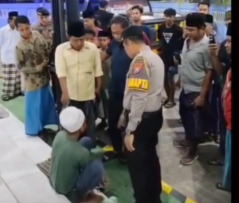 Seorang pria asal Batam diamankan warga usai diduga mencoba membobol kotak amal Masjid Al Amin di Bangkalan. Saat tertangkap, pelaku mendadak bertingkah linglung hingga membuat warga iba.