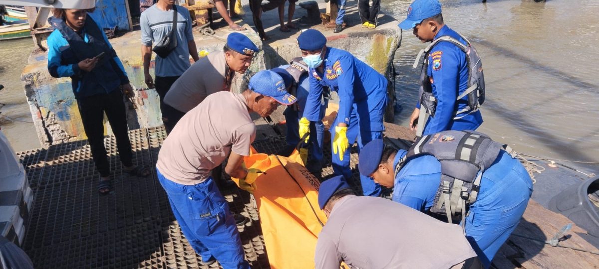 Petugas Satpolairud Polres Bangkalan bersama tim gabungan mengevakuasi jasad ABK LCT Kinta Perjaya yang ditemukan mengapung di perairan Tanjung Jati, Kecamatan Kamal, Bangkalan.