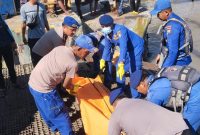 Petugas Satpolairud Polres Bangkalan bersama tim gabungan mengevakuasi jasad ABK LCT Kinta Perjaya yang ditemukan mengapung di perairan Tanjung Jati, Kecamatan Kamal, Bangkalan.
