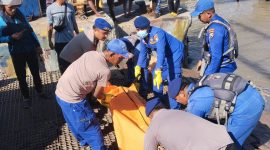 Petugas Satpolairud Polres Bangkalan bersama tim gabungan mengevakuasi jasad ABK LCT Kinta Perjaya yang ditemukan mengapung di perairan Tanjung Jati, Kecamatan Kamal, Bangkalan.