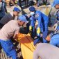 Petugas Satpolairud Polres Bangkalan bersama tim gabungan mengevakuasi jasad ABK LCT Kinta Perjaya yang ditemukan mengapung di perairan Tanjung Jati, Kecamatan Kamal, Bangkalan.