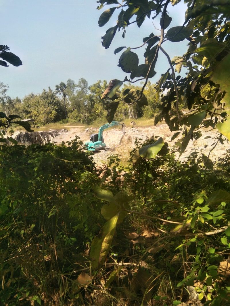 Alat berat excavator beroperasi di lokasi tambang galian C di Desa Sentol Laok, Sumenep, yang dikeluhkan warga karena dekat dengan permukiman dan dinilai membahayakan.