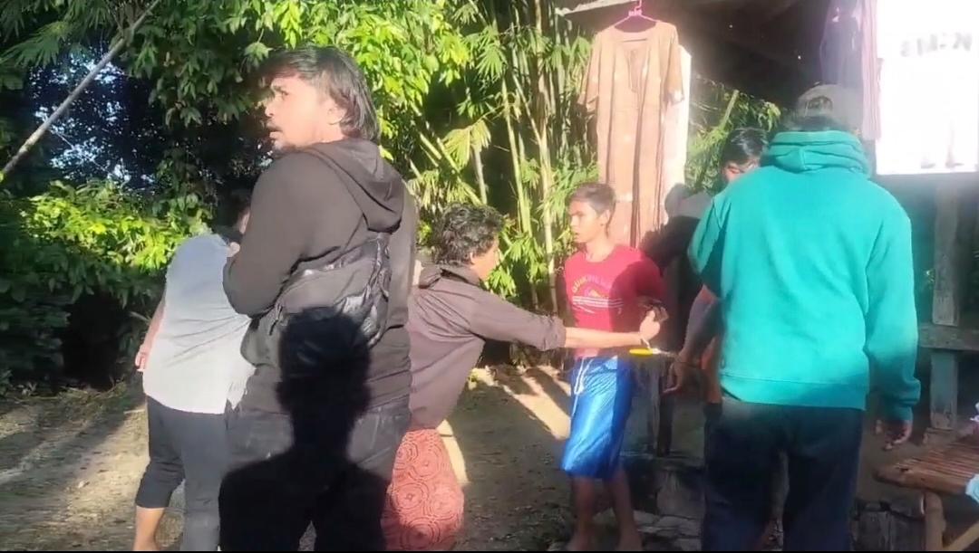 Tiga pelaku curanmor dibekuk Satreskrim Polres Bangkalan saat bersembunyi di Kecamatan Geger. Polisi turut mengamankan kunci T dan sepeda motor hasil curian sebagai barang bukti.