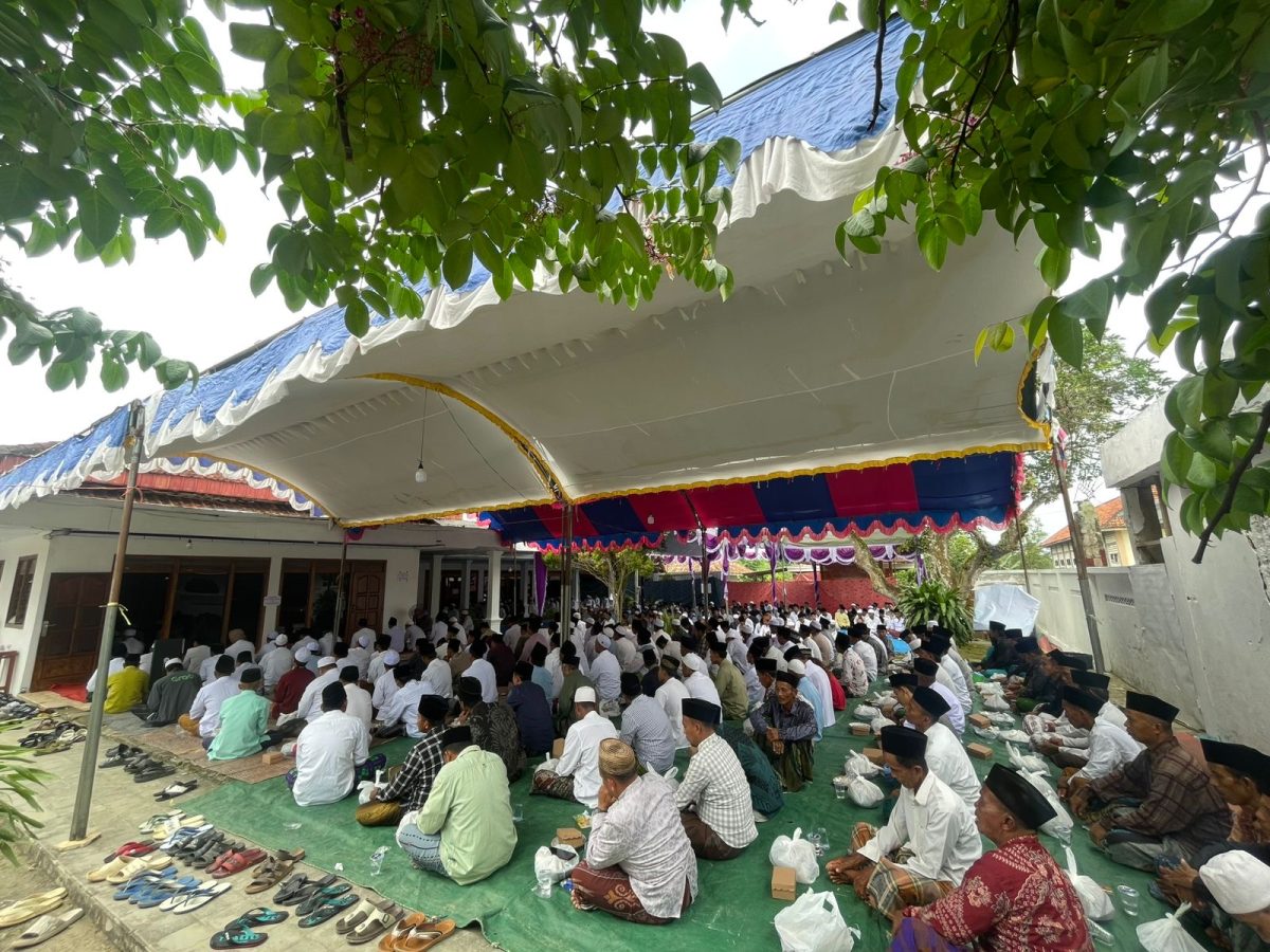 Ribuan jemaah menghadiri Haul Akbar ke-31 Almaghfurlah KH Ahmad Jazuli di Pondok Pesantren Alhasany Sumber Tlokoh, Kecamatan Kokop, Kabupaten Bangkalan. Kegiatan yang berlangsung khidmat ini menjadi momentum mempererat ukhuwah Islamiyah dan mengenang jasa perjuangan beliau dalam dakwah serta pendidikan Islam.