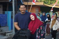Reza Teguh Wibowo bersama istri saat mengikuti kegiatan lari pagi, menikmati momen kebersamaan di sela kesibukan sebagai Ketua Komisi III DPRD Bangkalan.