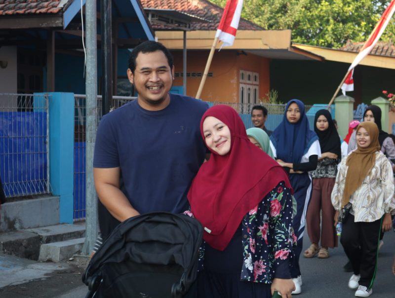 Reza Teguh Wibowo bersama istri saat mengikuti kegiatan lari pagi, menikmati momen kebersamaan di sela kesibukan sebagai Ketua Komisi III DPRD Bangkalan.