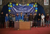 Prosesi pemotongan tumpeng dalam resepsi Harlah ke-XI PMII Rayon Sunan Cendana Komisariat STKIP PGRI Bangkalan yang berlangsung penuh khidmat dan semangat kekeluargaan.