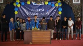Prosesi pemotongan tumpeng dalam resepsi Harlah ke-XI PMII Rayon Sunan Cendana Komisariat STKIP PGRI Bangkalan yang berlangsung penuh khidmat dan semangat kekeluargaan.