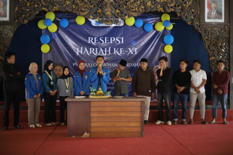 Prosesi pemotongan tumpeng dalam resepsi Harlah ke-XI PMII Rayon Sunan Cendana Komisariat STKIP PGRI Bangkalan yang berlangsung penuh khidmat dan semangat kekeluargaan.
