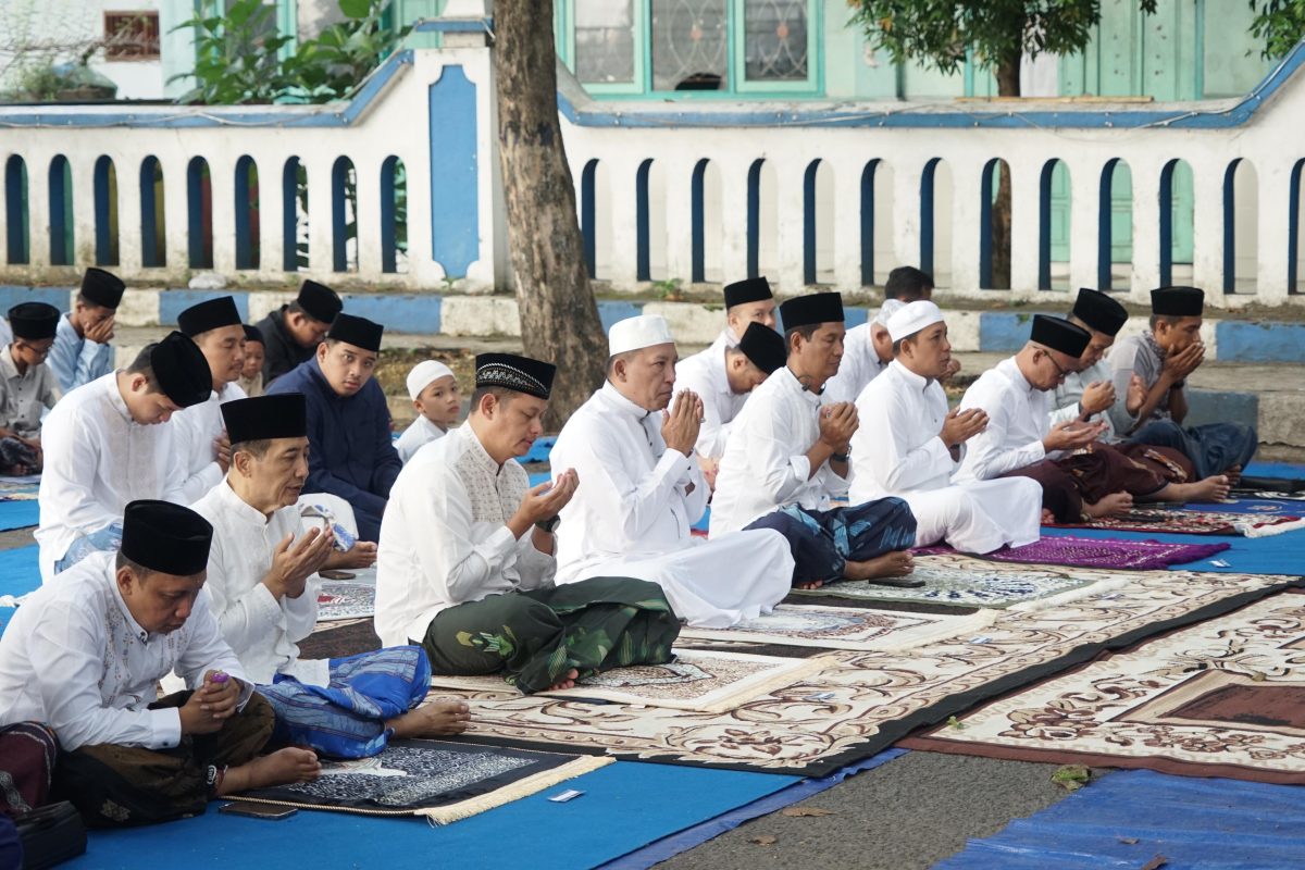 Bupati Sampang H. Slamet Junaidi bersama Forkopimda dan masyarakat mengikuti Salat Iduladha 1447 Hijriah di depan Pendopo Trunojoyo Sampang. Momentum Iduladha dimanfaatkan untuk memperkuat persatuan, kepedulian sosial, dan semangat berbagi melalui ibadah kurban.