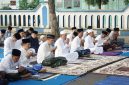 Bupati Sampang H. Slamet Junaidi bersama Forkopimda dan masyarakat mengikuti Salat Iduladha 1447 Hijriah di depan Pendopo Trunojoyo Sampang. Momentum Iduladha dimanfaatkan untuk memperkuat persatuan, kepedulian sosial, dan semangat berbagi melalui ibadah kurban.