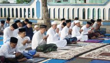 Bupati Sampang H. Slamet Junaidi bersama Forkopimda dan masyarakat mengikuti Salat Iduladha 1447 Hijriah di depan Pendopo Trunojoyo Sampang. Momentum Iduladha dimanfaatkan untuk memperkuat persatuan, kepedulian sosial, dan semangat berbagi melalui ibadah kurban.