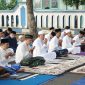 Bupati Sampang H. Slamet Junaidi bersama Forkopimda dan masyarakat mengikuti Salat Iduladha 1447 Hijriah di depan Pendopo Trunojoyo Sampang. Momentum Iduladha dimanfaatkan untuk memperkuat persatuan, kepedulian sosial, dan semangat berbagi melalui ibadah kurban.