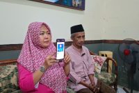 Keluarga prajurit TNI AL asal Bangkalan menunjukkan foto almarhum Ghofirul Kasyfi saat menyampaikan kejanggalan atas kematiannya dan mendesak pengusutan secara transparan.