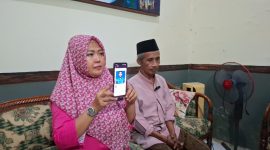 Keluarga prajurit TNI AL asal Bangkalan menunjukkan foto almarhum Ghofirul Kasyfi saat menyampaikan kejanggalan atas kematiannya dan mendesak pengusutan secara transparan.