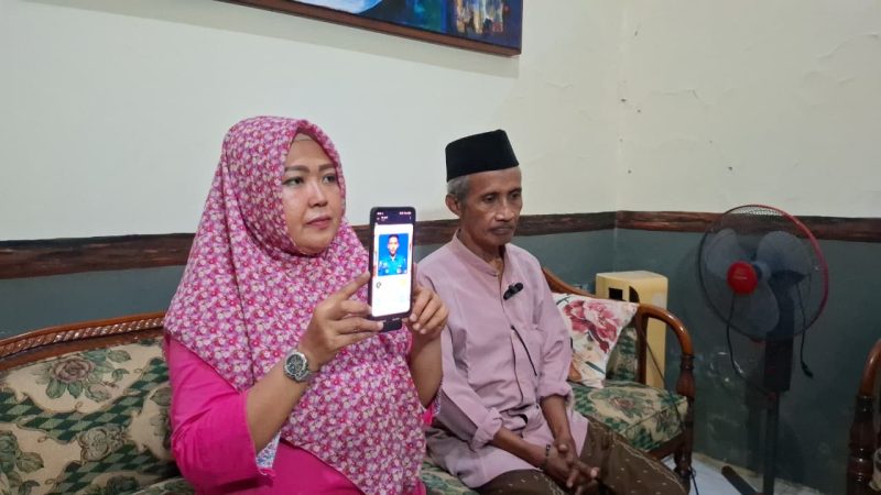 Keluarga prajurit TNI AL asal Bangkalan menunjukkan foto almarhum Ghofirul Kasyfi saat menyampaikan kejanggalan atas kematiannya dan mendesak pengusutan secara transparan.