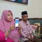 Keluarga prajurit TNI AL asal Bangkalan menunjukkan foto almarhum Ghofirul Kasyfi saat menyampaikan kejanggalan atas kematiannya dan mendesak pengusutan secara transparan.
