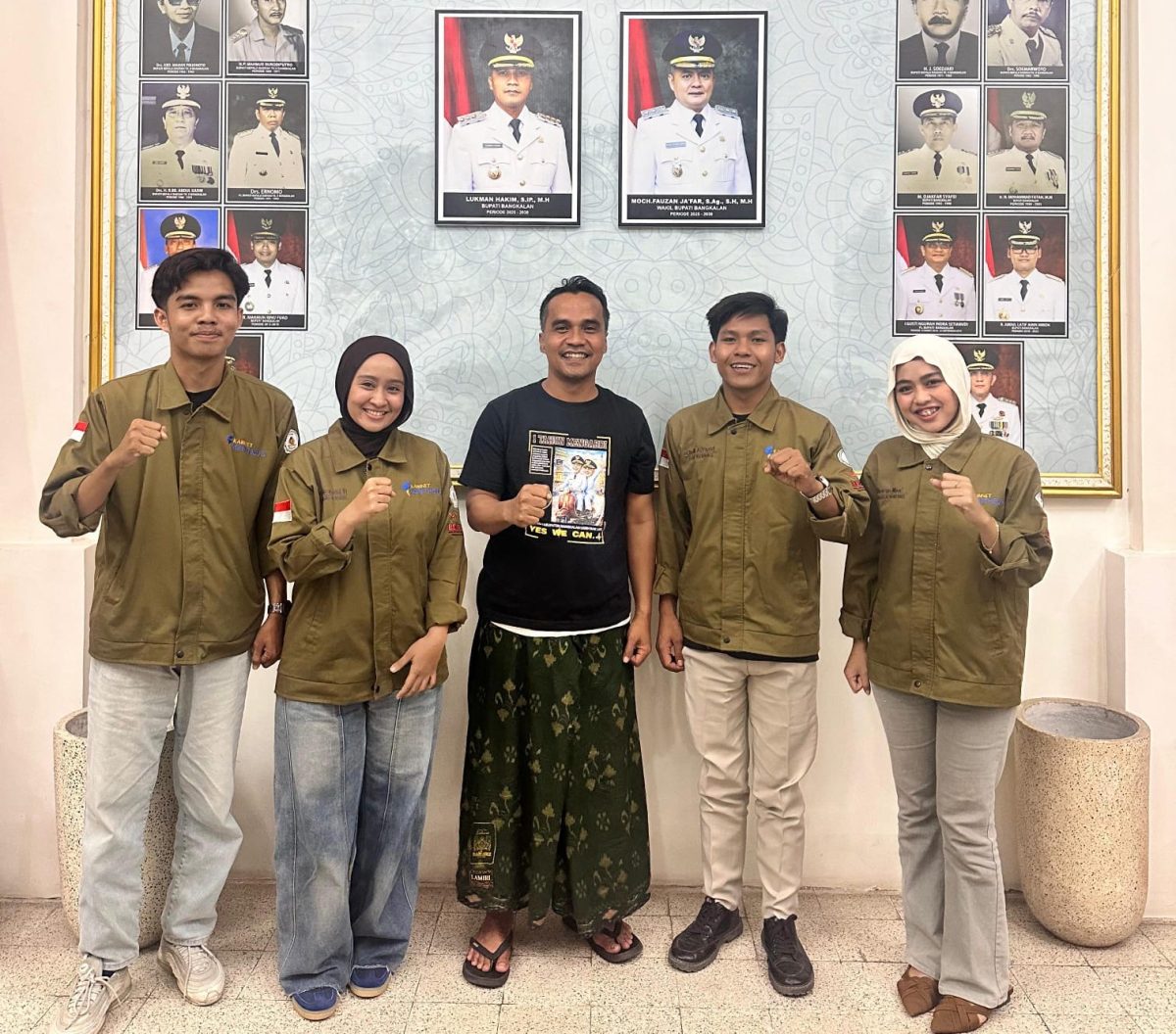 BEM KM STKIP PGRI Bangkalan berfoto bersama Bupati Bangkalan usai menggelar silaturahmi dan dialog terbuka yang membahas isu strategis daerah, meliputi pendidikan, kesehatan, dan infrastruktur.