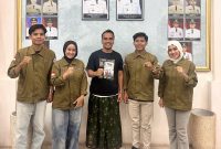 BEM KM STKIP PGRI Bangkalan berfoto bersama Bupati Bangkalan usai menggelar silaturahmi dan dialog terbuka yang membahas isu strategis daerah, meliputi pendidikan, kesehatan, dan infrastruktur.