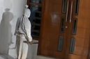 Tangkapan layar CCTV yang memperlihatkan sosok berkostum pocong berdiri di depan rumah warga di Desa Larangan Glintong, Kecamatan Klampis, Bangkalan. Aksi yang sempat viral dan meresahkan warga itu belakangan diketahui hanya konten buatan sejumlah pemuda untuk media sosial.