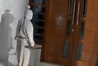 Tangkapan layar CCTV yang memperlihatkan sosok berkostum pocong berdiri di depan rumah warga di Desa Larangan Glintong, Kecamatan Klampis, Bangkalan. Aksi yang sempat viral dan meresahkan warga itu belakangan diketahui hanya konten buatan sejumlah pemuda untuk media sosial.