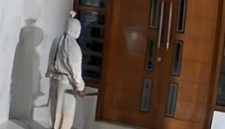 Tangkapan layar CCTV yang memperlihatkan sosok berkostum pocong berdiri di depan rumah warga di Desa Larangan Glintong, Kecamatan Klampis, Bangkalan. Aksi yang sempat viral dan meresahkan warga itu belakangan diketahui hanya konten buatan sejumlah pemuda untuk media sosial.