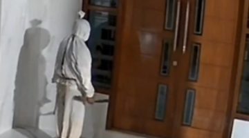 Tangkapan layar CCTV yang memperlihatkan sosok berkostum pocong berdiri di depan rumah warga di Desa Larangan Glintong, Kecamatan Klampis, Bangkalan. Aksi yang sempat viral dan meresahkan warga itu belakangan diketahui hanya konten buatan sejumlah pemuda untuk media sosial.